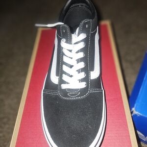 NEW IN BOX Vans Men's Black and White Sneakers
